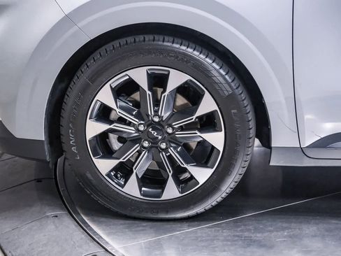 Used 2024 Kia Carnival EX image 10