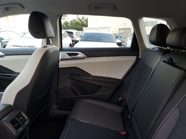 Certified 2025 Volkswagen Taos SE w/ Black Wheel Package FWD image 16