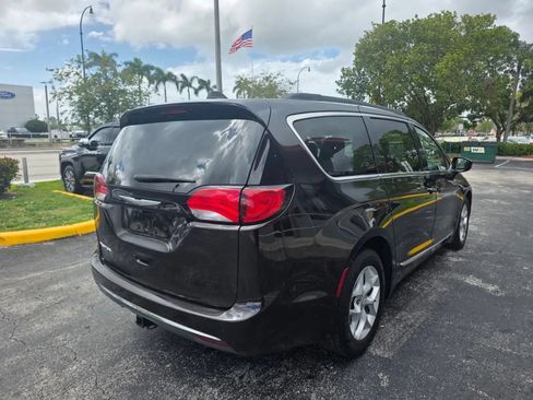Used 2017 Chrysler Pacifica Touring-L FWD image 5