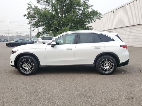 Used 2025 Mercedes-Benz GLC 300 image 2