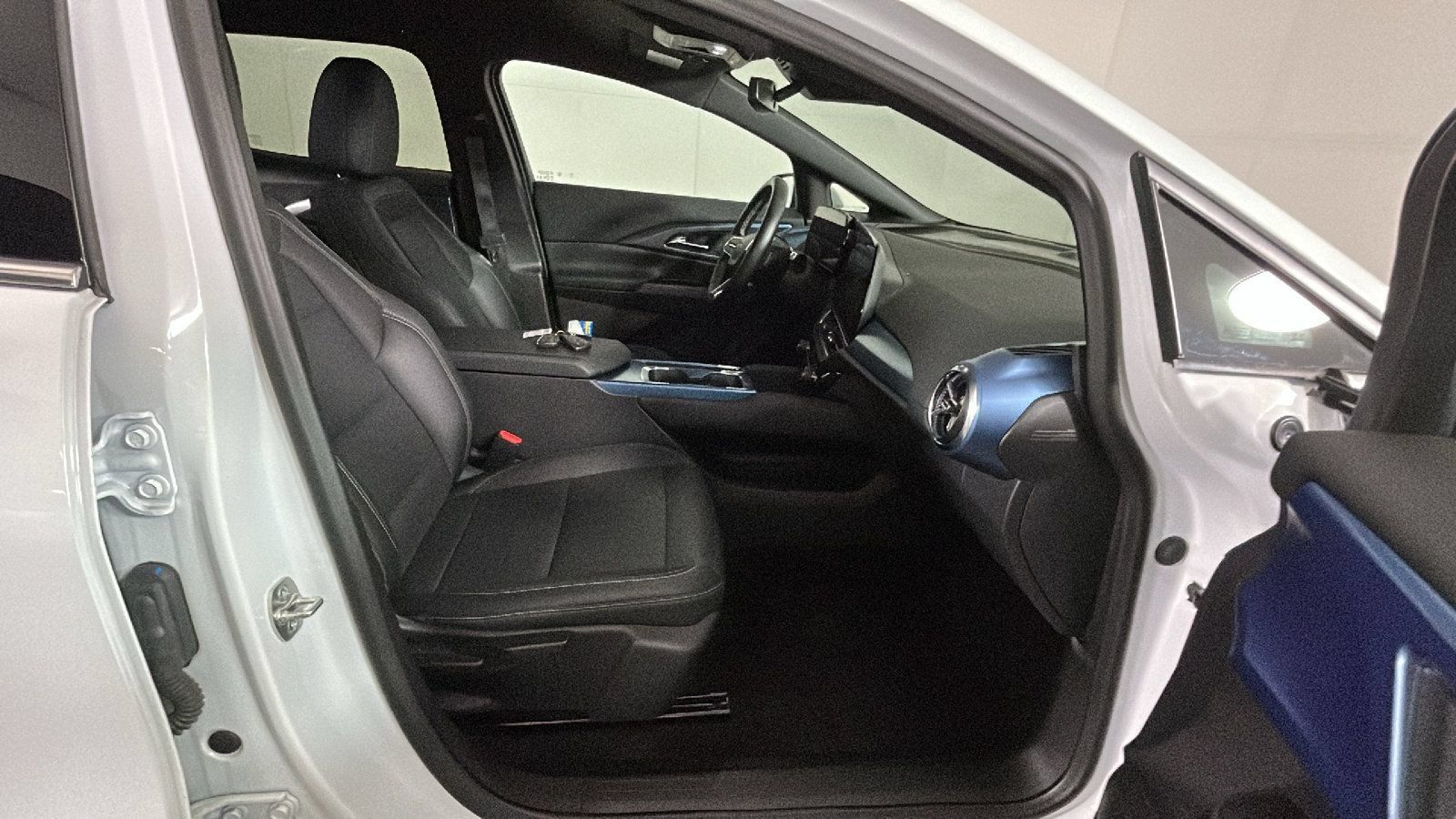 Used 2024 Chevrolet Equinox EV LT FWD image 34