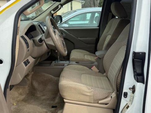 Used 2015 Nissan Frontier SV image 9