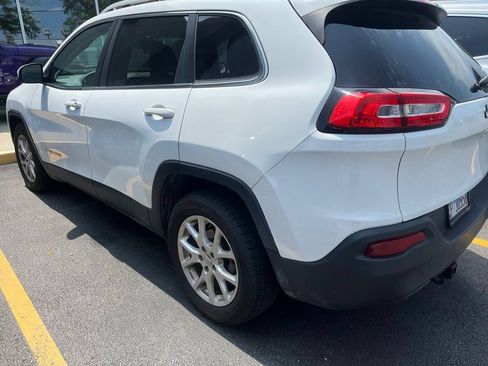 Used 2017 Jeep Cherokee Latitude w/ Cold Weather Group FWD image 5