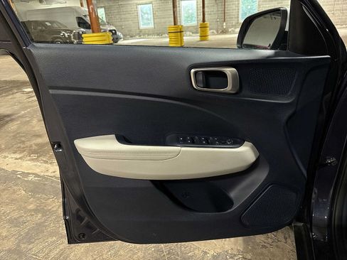 Used 2023 Hyundai Venue Limited FWD image 28