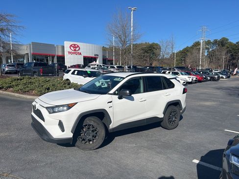 Used 2019 Toyota RAV4 LE image 2