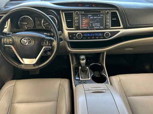 Used 2018 Toyota Highlander XLE AWD/4WD image 13