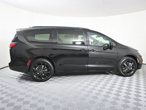 New 2026 Chrysler Pacifica Limited w/ S Appearance Package AWD/4WD image 7