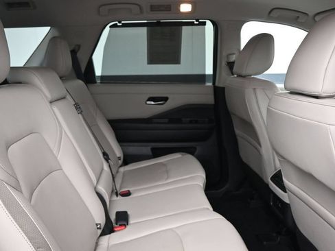 Used 2024 Nissan Pathfinder SL FWD image 13