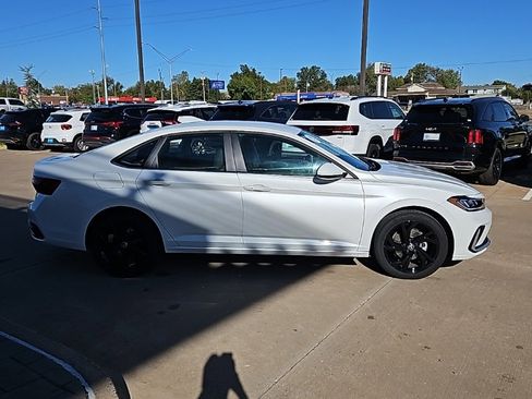 Used 2025 Volkswagen Jetta SE image 4