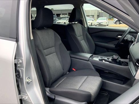 Used 2024 Nissan Rogue SV image 9