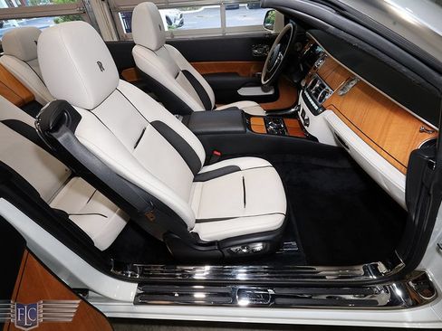 Used 2017 Rolls-Royce Dawn RWD image 22