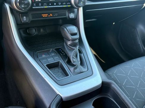 Used 2021 Toyota RAV4 XLE w/ Convenience Package FWD image 16