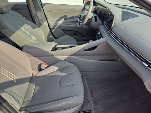 Used 2025 Hyundai Elantra SEL FWD image 33