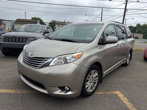 Used 2015 Toyota Sienna XLE image 3