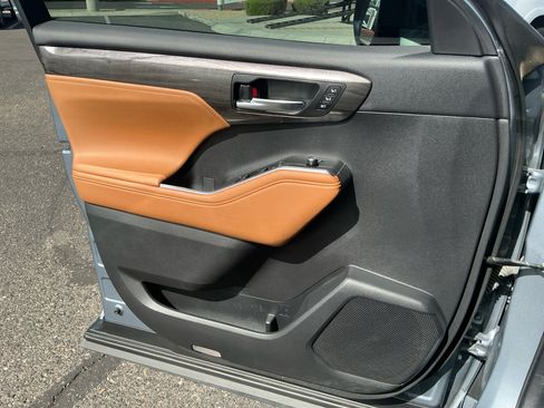 Used 2024 Toyota Highlander Platinum image 13