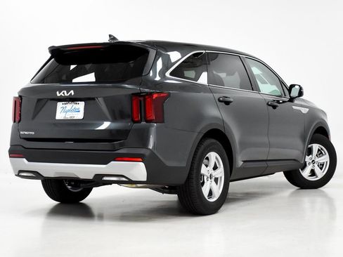Certified 2024 Kia Sorento LX image 28