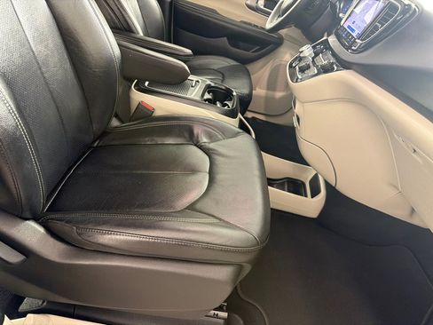 Used 2022 Chrysler Pacifica Touring-L FWD image 23
