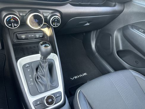 Used 2024 Hyundai Venue Limited image 19