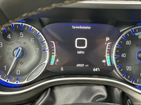 Used 2024 Chrysler Pacifica Touring-L FWD image 25
