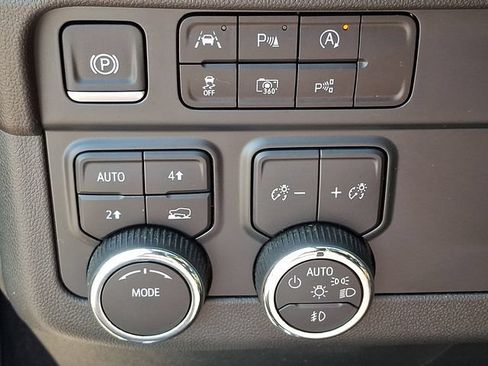 Used 2025 Chevrolet Tahoe Premier AWD/4WD image 21