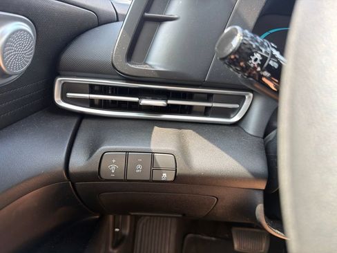 Certified 2025 Hyundai Elantra SE FWD image 28