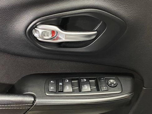 Used 2015 Jeep Cherokee Latitude w/ Cold Weather Group AWD/4WD image 13