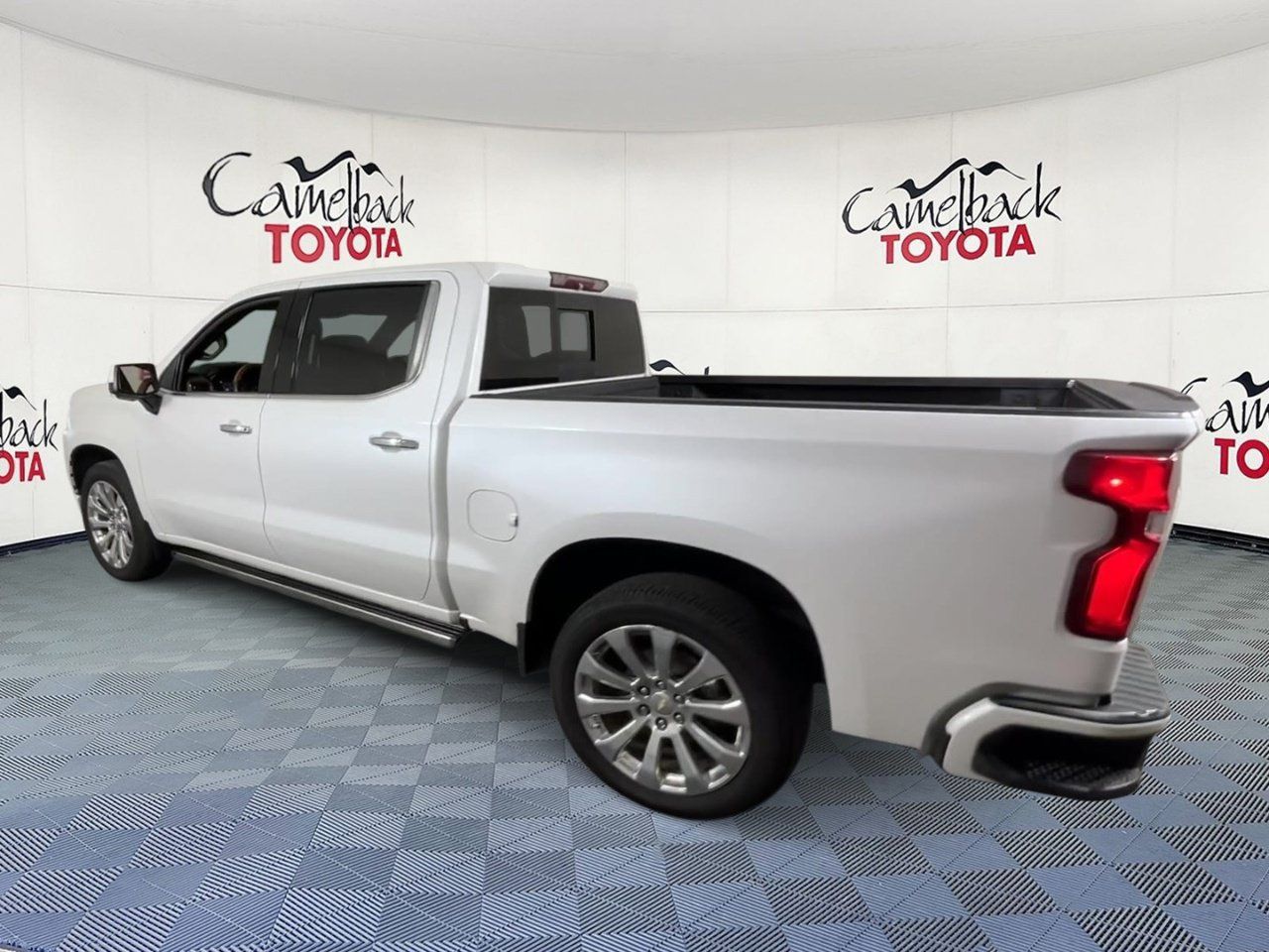 Used 2019 Chevrolet Silverado 1500 High Country w/ Technology Package AWD/4WD image 8