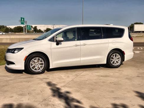 Used 2020 Chrysler Voyager LX FWD image 4