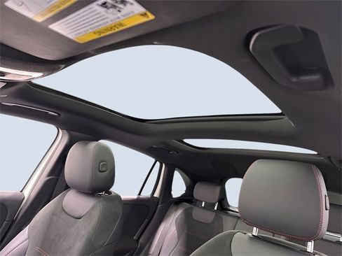 Used 2025 Mercedes-Benz GLA 250 4MATIC image 29