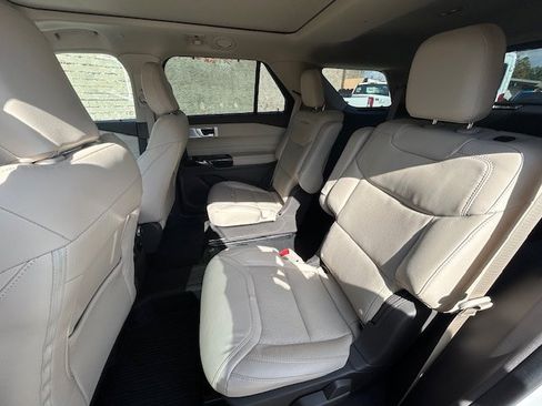 Used 2022 Ford Explorer Platinum w/ Technology Package image 11