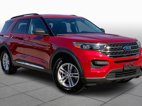 Used 2022 Ford Explorer XLT image 2
