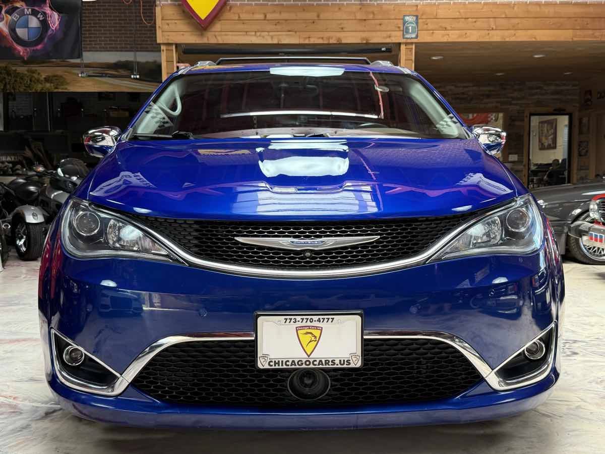 Used 2018 Chrysler Pacifica Limited w/ Tire & Wheel Group FWD image 2