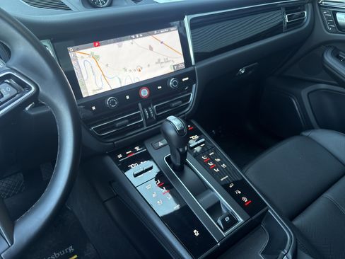 Certified 2025 Porsche Macan AWD/4WD image 20