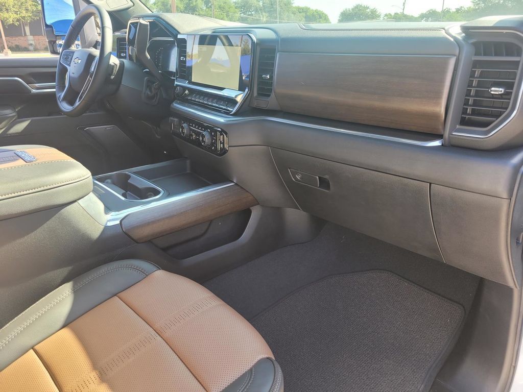 Used 2026 Chevrolet Silverado 2500 High Country AWD/4WD image 8
