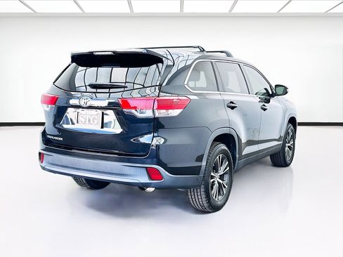 Used 2019 Toyota Highlander LE w/ Carpet Mat Package (TMS) image 4