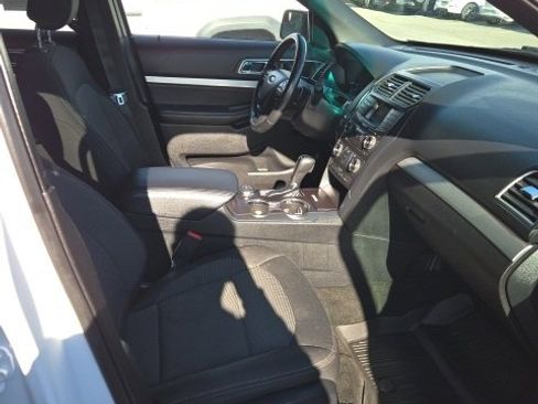 Used 2017 Ford Explorer XLT image 34