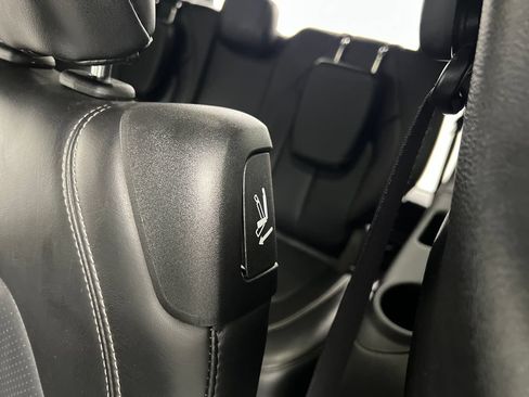 Used 2025 Chrysler Pacifica Select FWD image 19