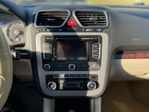 Used 2012 Volkswagen Eos Lux w/ Tech Pkg image 31