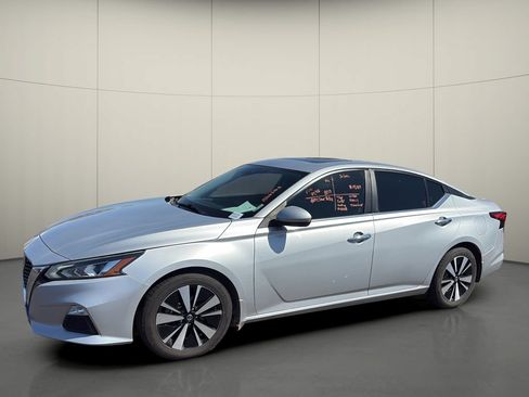 Used 2021 Nissan Altima 2.5 SV w/ SV Premium Package FWD image 3