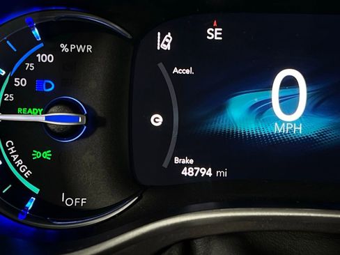 Used 2024 Chrysler Pacifica Select image 21