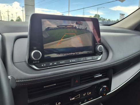 Used 2025 Nissan Rogue SV FWD image 28