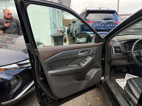 Used 2021 Nissan Rogue SL w/ Premium Package image 15