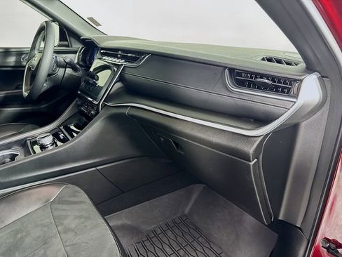 Used 2024 Jeep Grand Cherokee L Altitude image 34