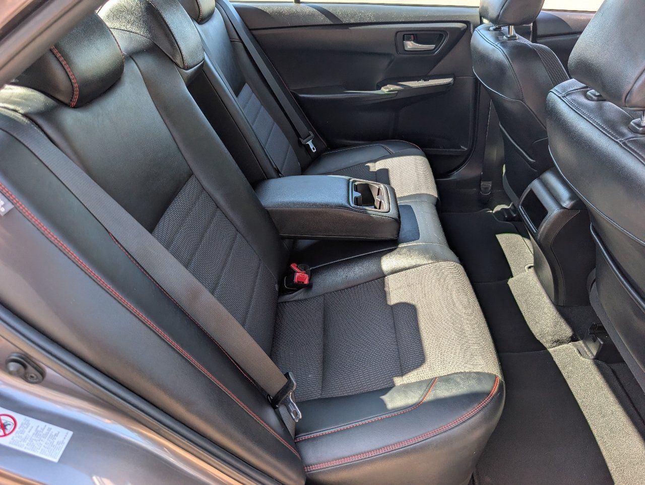 Used 2016 Toyota Camry SE w/ Moonroof Package FWD image 5