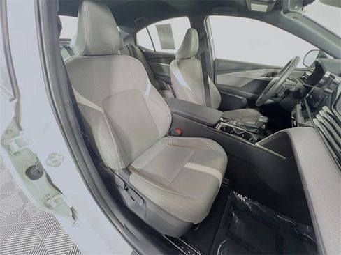 Used 2025 Toyota Camry SE image 29