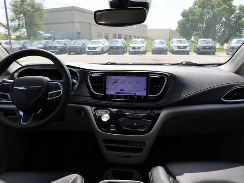 Used 2023 Chrysler Pacifica Touring-L FWD image 14