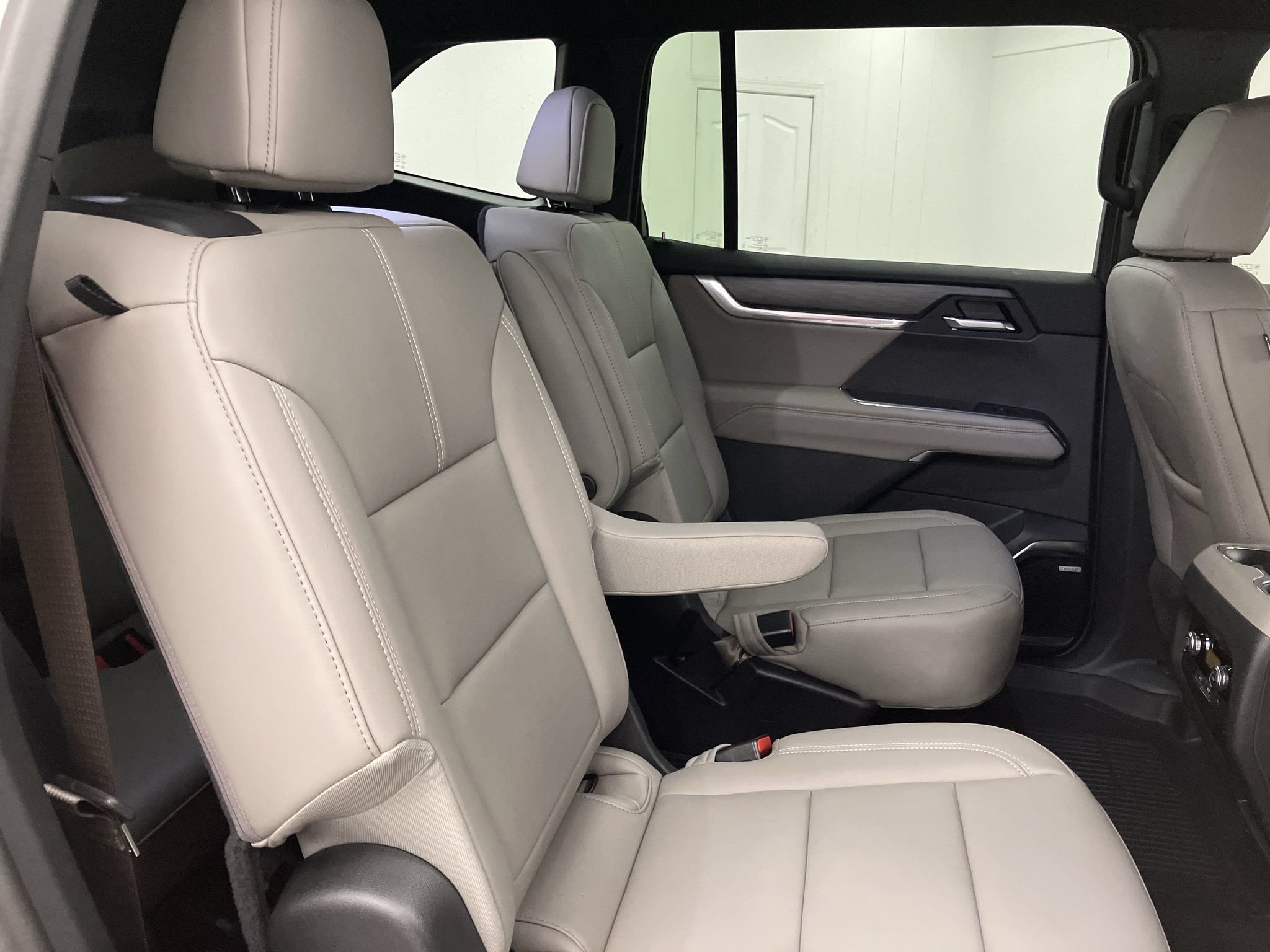 Used 2026 GMC Acadia Elevation w/ Elevation Premium Package AWD/4WD image 15