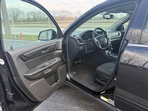 Used 2017 Chevrolet Traverse LT image 9