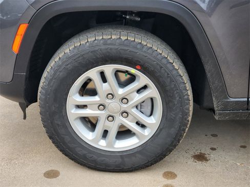 New 2025 Jeep Grand Cherokee Laredo image 7