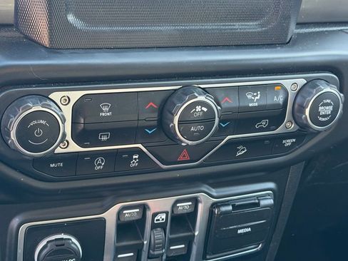 Used 2019 Jeep Wrangler Unlimited Sahara image 20